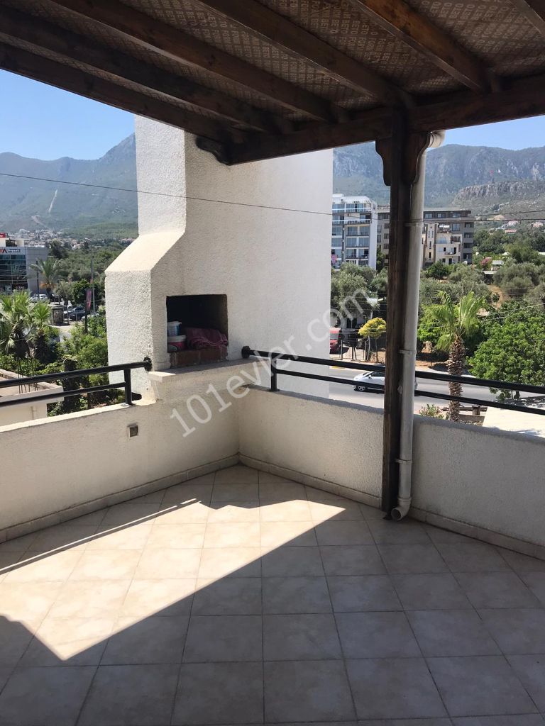 Girne Merkez'de Kar Market bölgesinde kiralık 2 yatak odalı full eşyalı Penthouse..