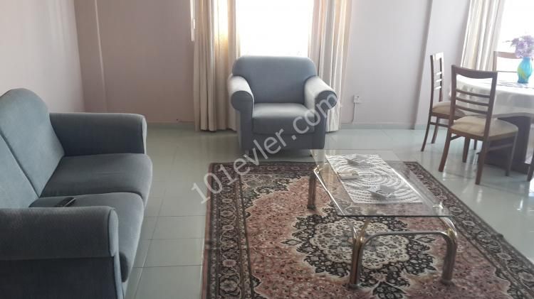 Girne Yeni Liman bölgesinde 3+1 eşyalı daire, 400 Sterlin veya 3,000 TL sabitlenir. Otobüs duraklarına,marketlere ,bankalara ve çarşı merkezine yürüyüş mesafesindedir.