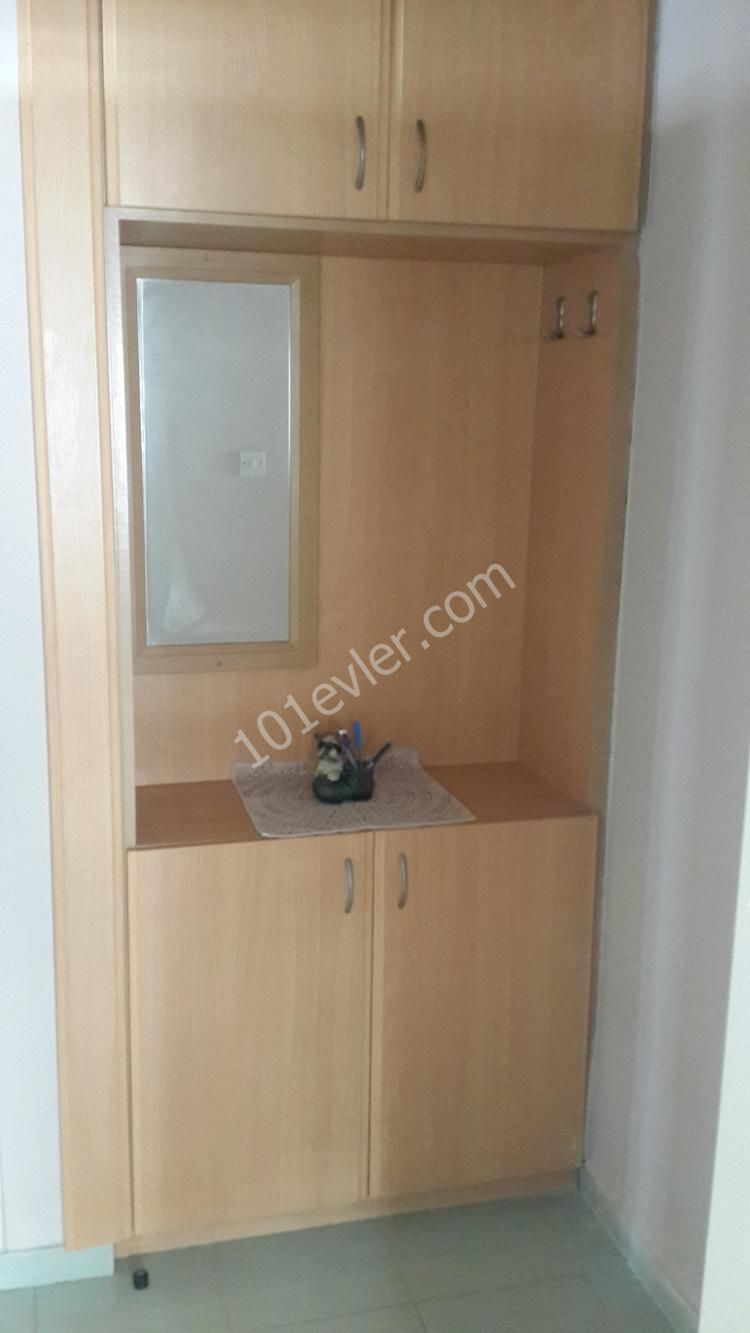 Girne Yeni Liman bölgesinde 3+1 eşyalı daire, 400 Sterlin veya 3,000 TL sabitlenir. Otobüs duraklarına,marketlere ,bankalara ve çarşı merkezine yürüyüş mesafesindedir.