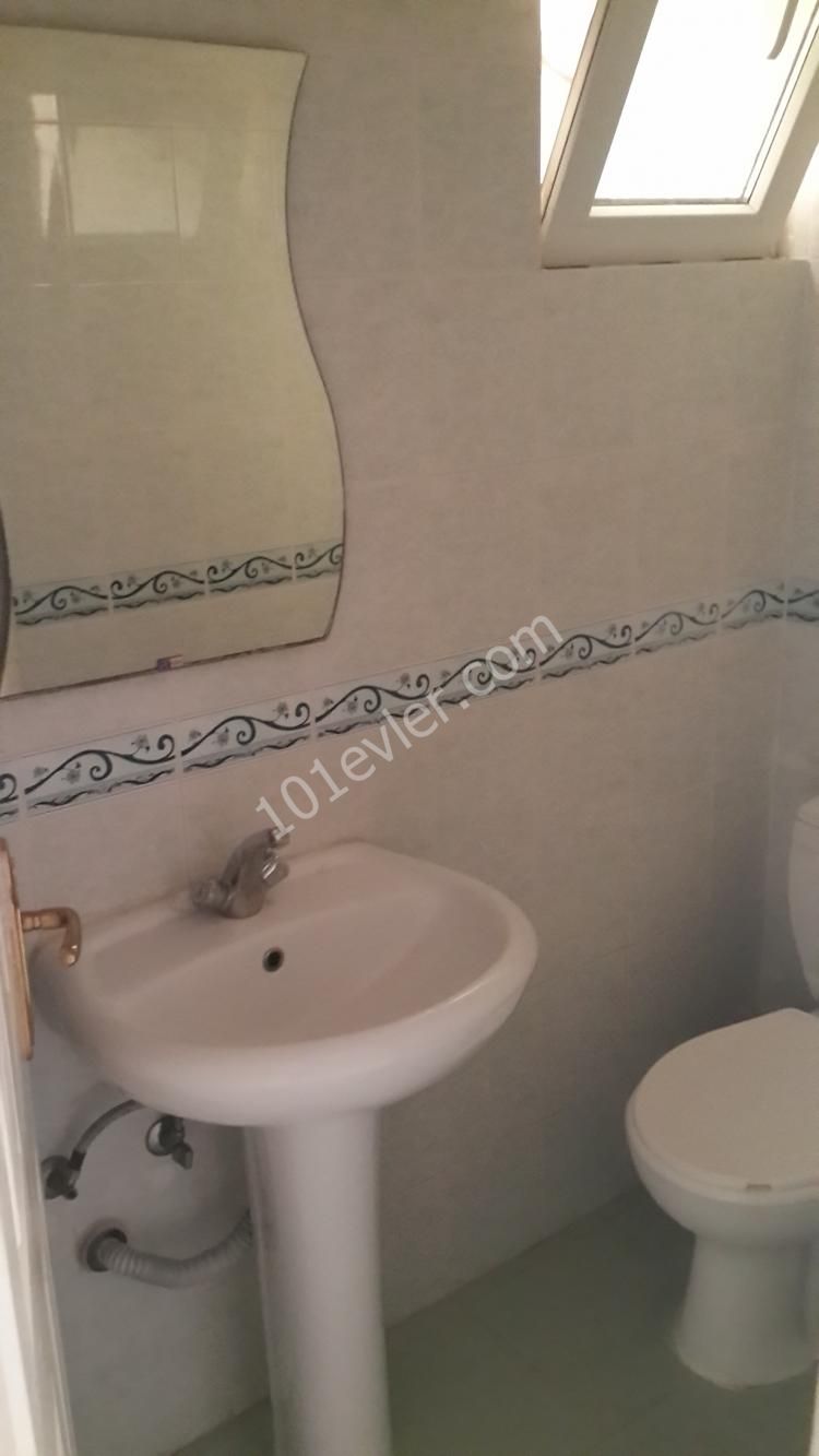 Girne Yeni Liman bölgesinde 3+1 eşyalı daire, 400 Sterlin veya 3,000 TL sabitlenir. Otobüs duraklarına,marketlere ,bankalara ve çarşı merkezine yürüyüş mesafesindedir.