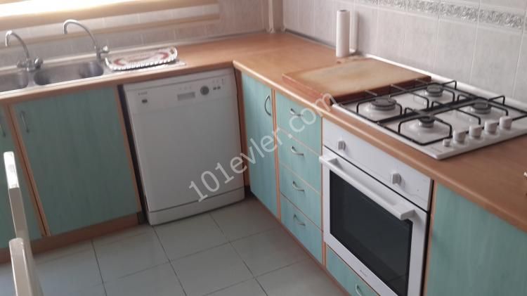 Girne Yeni Liman bölgesinde 3+1 eşyalı daire, 400 Sterlin veya 3,000 TL sabitlenir. Otobüs duraklarına,marketlere ,bankalara ve çarşı merkezine yürüyüş mesafesindedir.