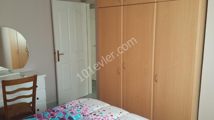 Girne Yeni Liman bölgesinde 3+1 eşyalı daire, 400 Sterlin veya 3,000 TL sabitlenir. Otobüs duraklarına,marketlere ,bankalara ve çarşı merkezine yürüyüş mesafesindedir.