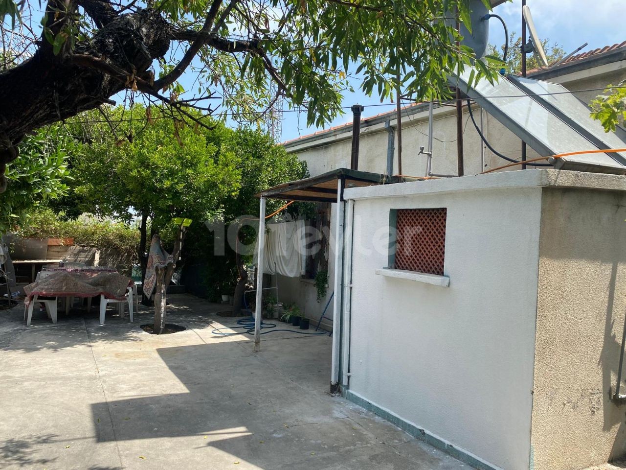 Detached commercial house for sale on the main street in Alsancak, Kyrenia. use. very suitable for businesses such as kindergarten clinic restaurant etc. price 180000 pounds