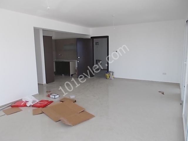 Girne kaşgar court bölgesi yeni bitmiş 160m2 süper dağ ve deniz manzaralı 3+1 penthouse daire