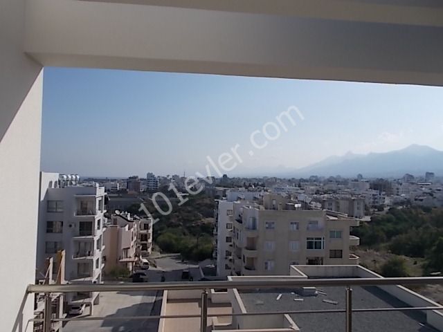 Girne kaşgar court bölgesi yeni bitmiş 160m2 süper dağ ve deniz manzaralı 3+1 penthouse daire