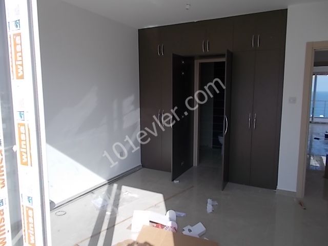 Girne kaşgar court bölgesi yeni bitmiş 160m2 süper dağ ve deniz manzaralı 3+1 penthouse daire