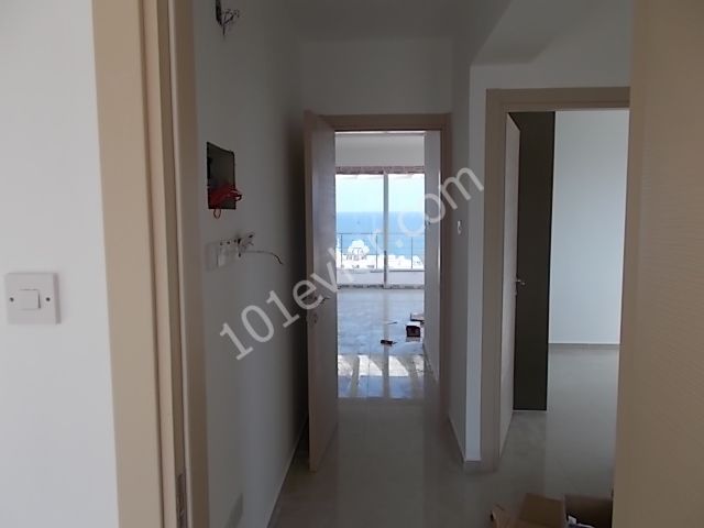 Girne kaşgar court bölgesi yeni bitmiş 160m2 süper dağ ve deniz manzaralı 3+1 penthouse daire