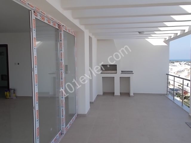 Girne kaşgar court bölgesi yeni bitmiş 160m2 süper dağ ve deniz manzaralı 3+1 penthouse daire