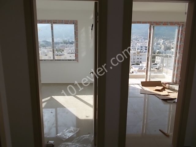 Girne kaşgar court bölgesi yeni bitmiş 160m2 süper dağ ve deniz manzaralı 3+1 penthouse daire