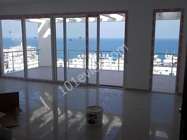 Girne kaşgar court bölgesi yeni bitmiş 160m2 süper dağ ve deniz manzaralı 3+1 penthouse daire