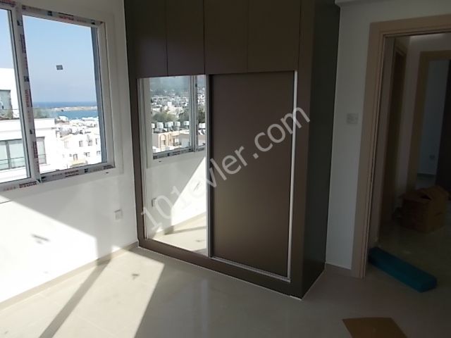 Girne kaşgar court bölgesi yeni bitmiş 160m2 süper dağ ve deniz manzaralı 3+1 penthouse daire