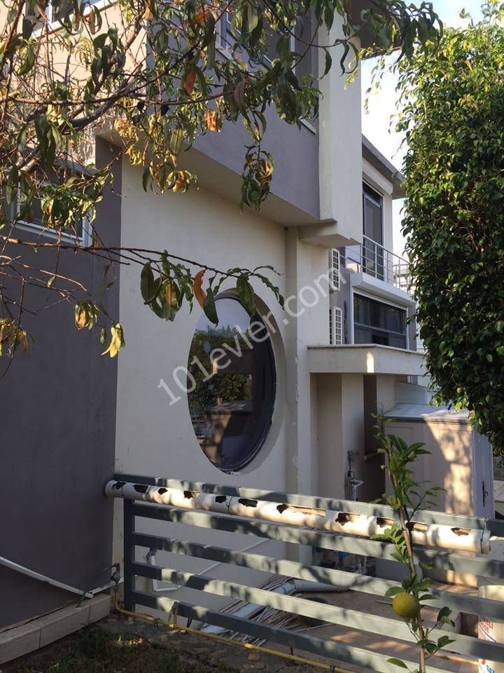 turk kocanlı 3 yaşında 5+1 modern villa