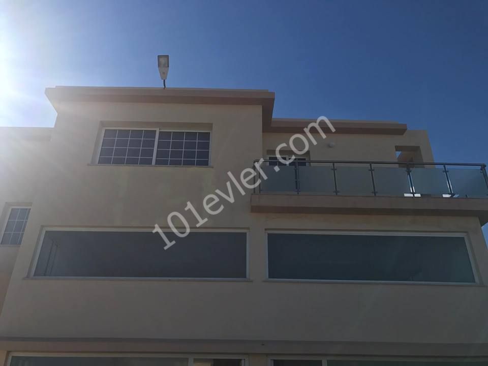 Girne Lapta'da 2 adet Dükkan, 1 adet 3+1 Penthouse, 1 zemin katta Bodrum