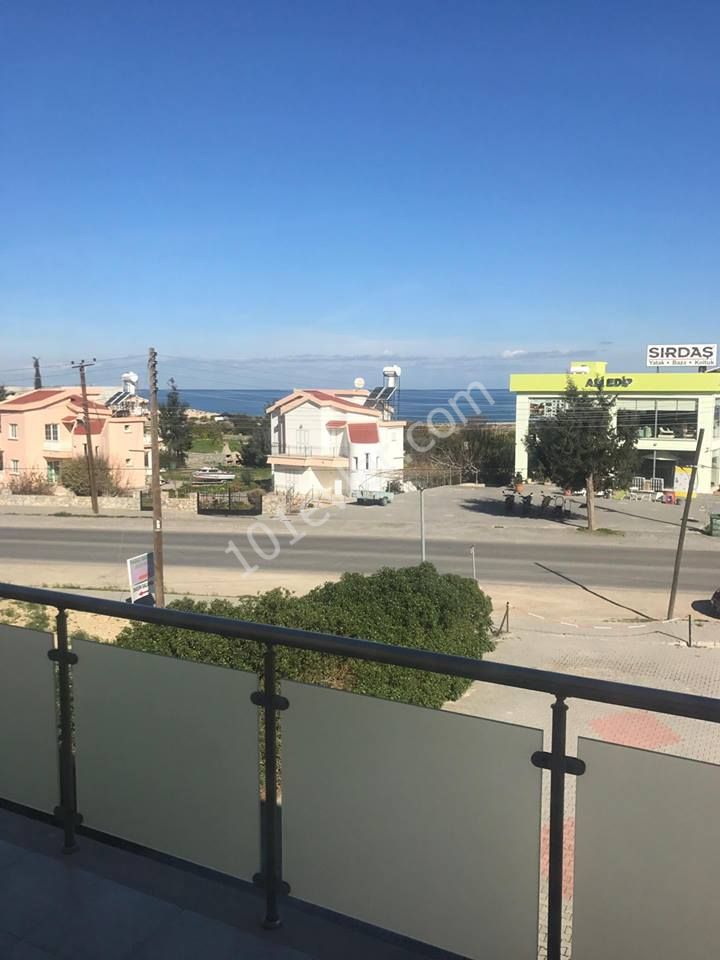 Girne Lapta'da 2 adet Dükkan, 1 adet 3+1 Penthouse, 1 zemin katta Bodrum