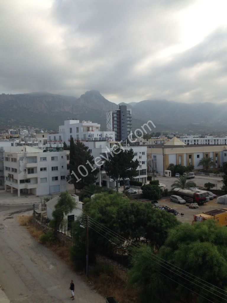 Girne merkezde muhtesem dag ve deniz manzarali 2+1 ful esyali daire satiliktir. 