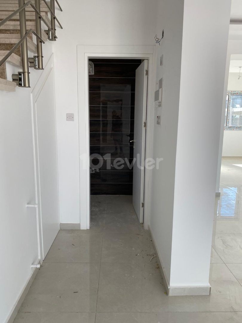 3+1 DUPLEX-VILLEN VON 220M2 ZU VERKAUFEN IN DER REGION GÖNYELİ YENİKENT VERKAUFSPREIS £165.000   AUTORISIERT: ZEHRA ERGENGIL TELEFON: 0548 827 0055 ZYPERN ADA EIGENTUM