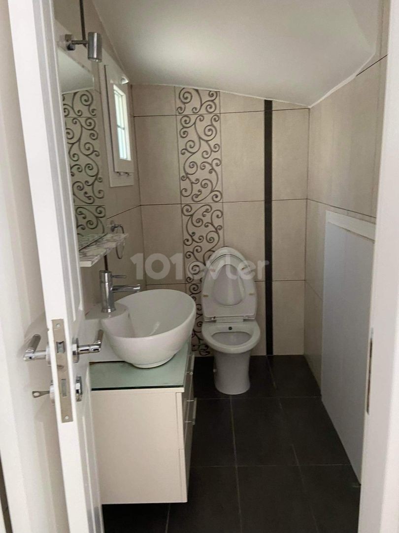 GÖNYELİ YENİKENT BÖLGESİNDE SATILIK 220M2'DEN 3+1 DUPLEX VİLLA SATIŞ FİYATI £165.000   YETKİLİ : ZEHRA ERGENGİL TELEFON : 0548 827 0055 KIBRIS ADA EMLAK