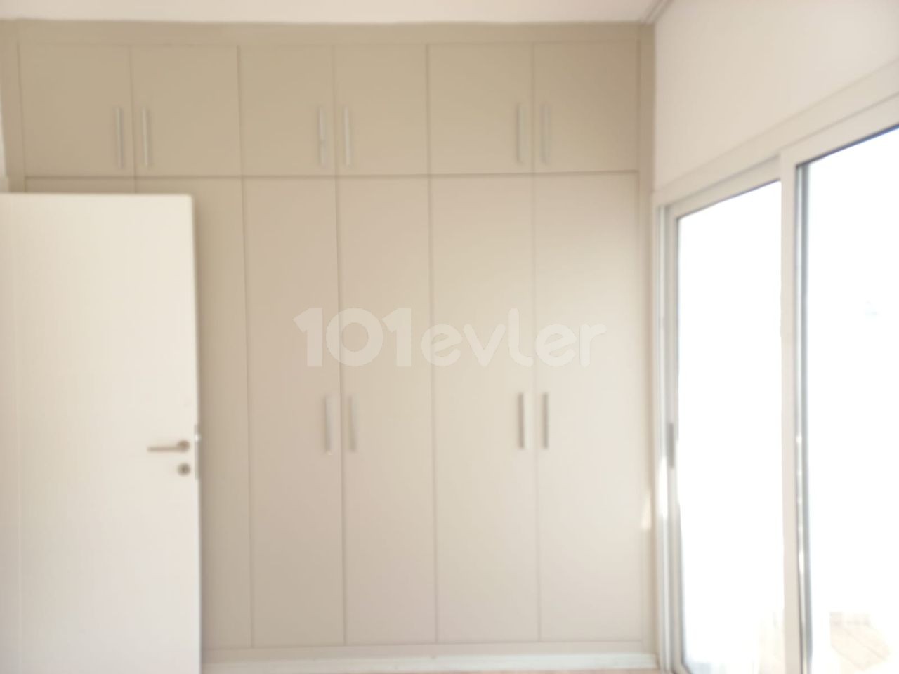 YENİKENTDE SATILIK 90 m²'DEN 3.CÜKAT YENİ ASANSÖRSÜZ EŞYASIZ TÜRKMALI 2+1 DAİRE. KDV VE TRAFO ÖDENMİŞDİR. SATIŞ FİYATI £55.000    YETKİLİ :  ZEHRA ERGENGİL TELEFON : 0548 827 0055  KIBRIS ADA EMLAK