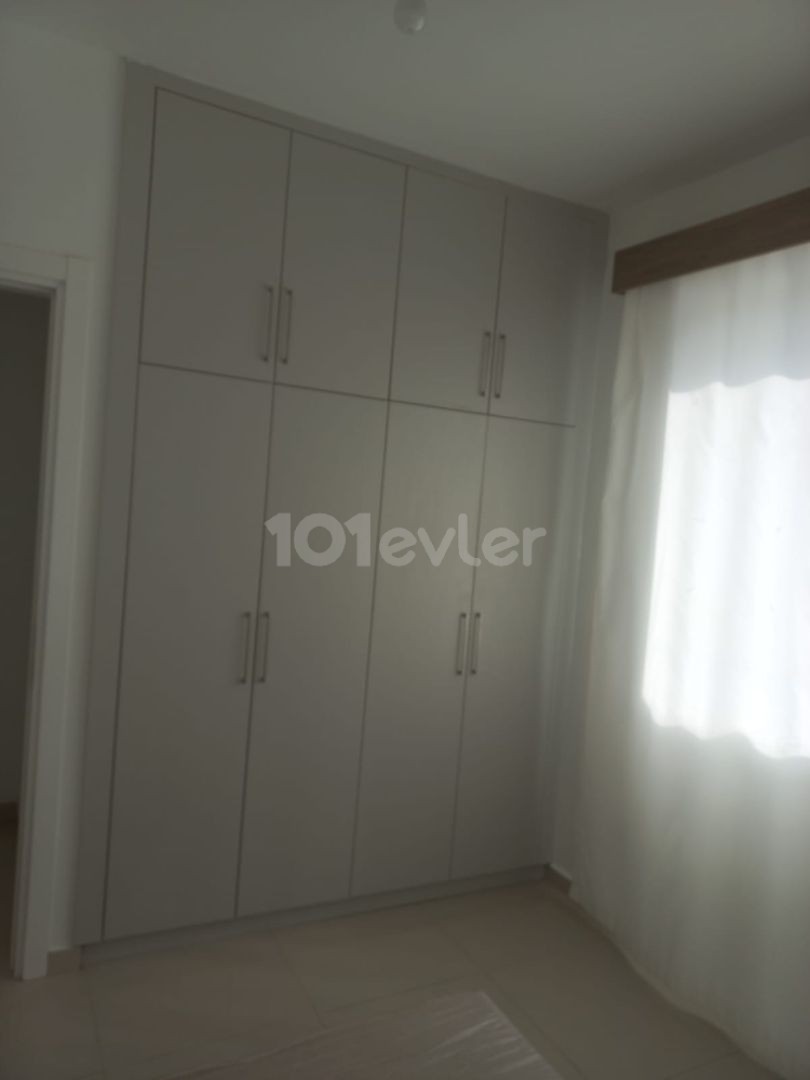 YENİKENTDE SATILIK 90 m²'DEN 1.CİKAT YENİ ASANSÖRLÜ EŞYASIZ TÜRKMALI 2+1 DAİRE. KDV VE TRAFO ÖDENMİŞDİR. SATIŞ FİYATI £56.000    YETKİLİ : ZEHRA ERGENGİL TELEFON : 0548 827 0055 KIBRIS ADA EMLAK