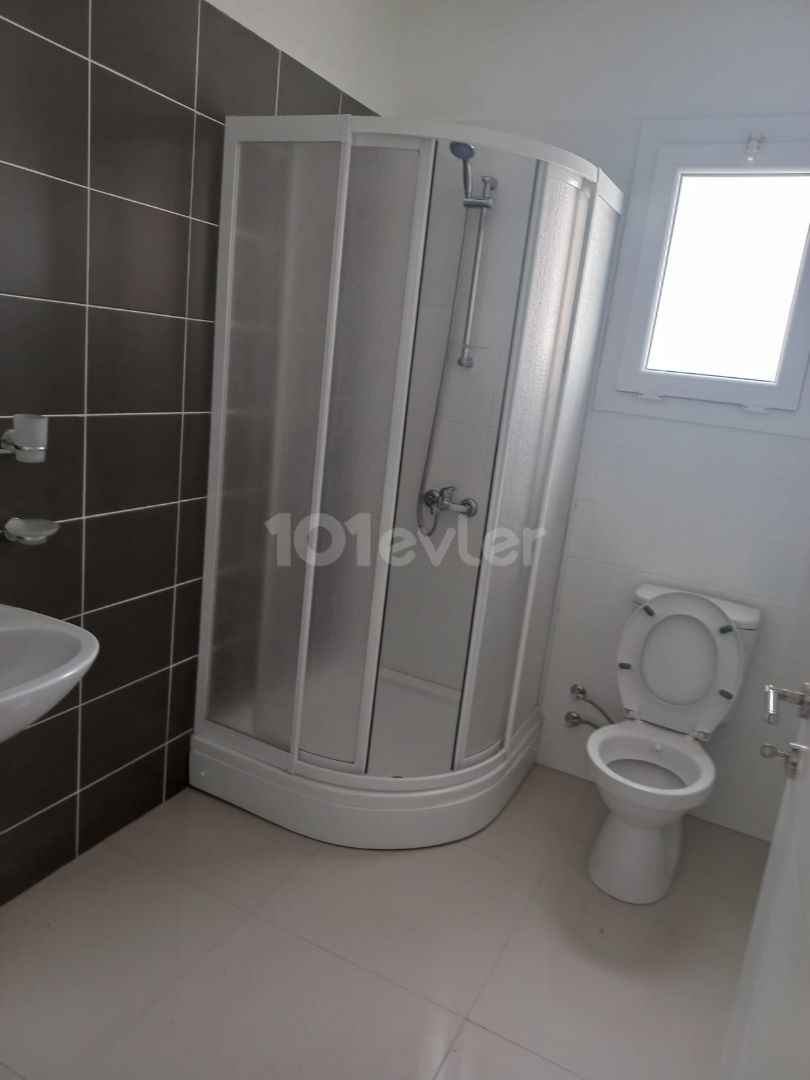 YENİKENTDE SATILIK 90 m²'DEN 1.CİKAT YENİ ASANSÖRLÜ EŞYASIZ TÜRKMALI 2+1 DAİRE. KDV VE TRAFO ÖDENMİŞDİR. SATIŞ FİYATI £56.000    YETKİLİ : ZEHRA ERGENGİL TELEFON : 0548 827 0055 KIBRIS ADA EMLAK