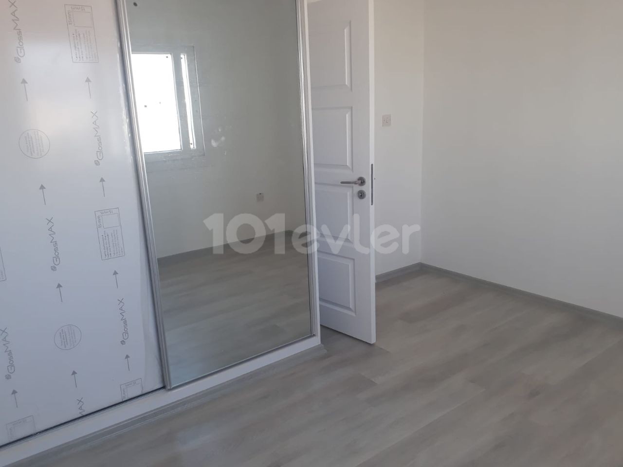 GÖNYELİDE SATILIK 130 m²'DEN 3.CÜKAT YENİ EŞYASIZ TÜRKMALI 3+1 DAİRE.  SATIŞ FİYATI £65.000    YETKİLİ :  ZEHRA ERGENGİL  KIBRIS ADA EMLAK