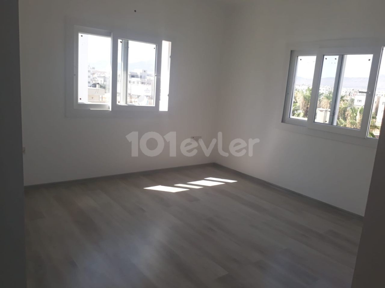 GÖNYELİDE SATILIK 130 m²'DEN 3.CÜKAT YENİ EŞYASIZ TÜRKMALI 3+1 DAİRE.  SATIŞ FİYATI £65.000    YETKİLİ :  ZEHRA ERGENGİL  KIBRIS ADA EMLAK