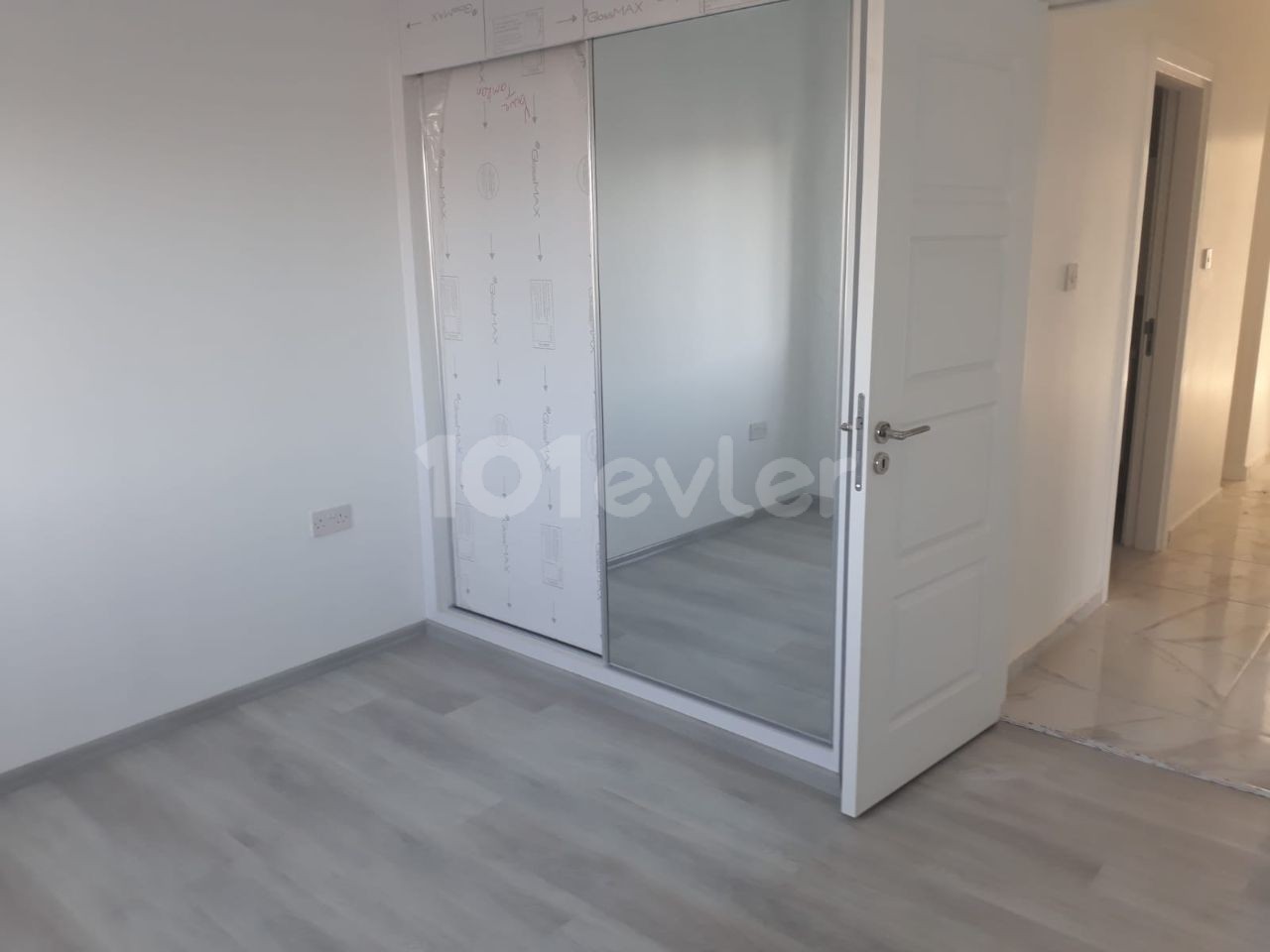 GÖNYELİDE SATILIK 130 m²'DEN 3.CÜKAT YENİ EŞYASIZ TÜRKMALI 3+1 DAİRE.  SATIŞ FİYATI £65.000    YETKİLİ :  ZEHRA ERGENGİL  KIBRIS ADA EMLAK