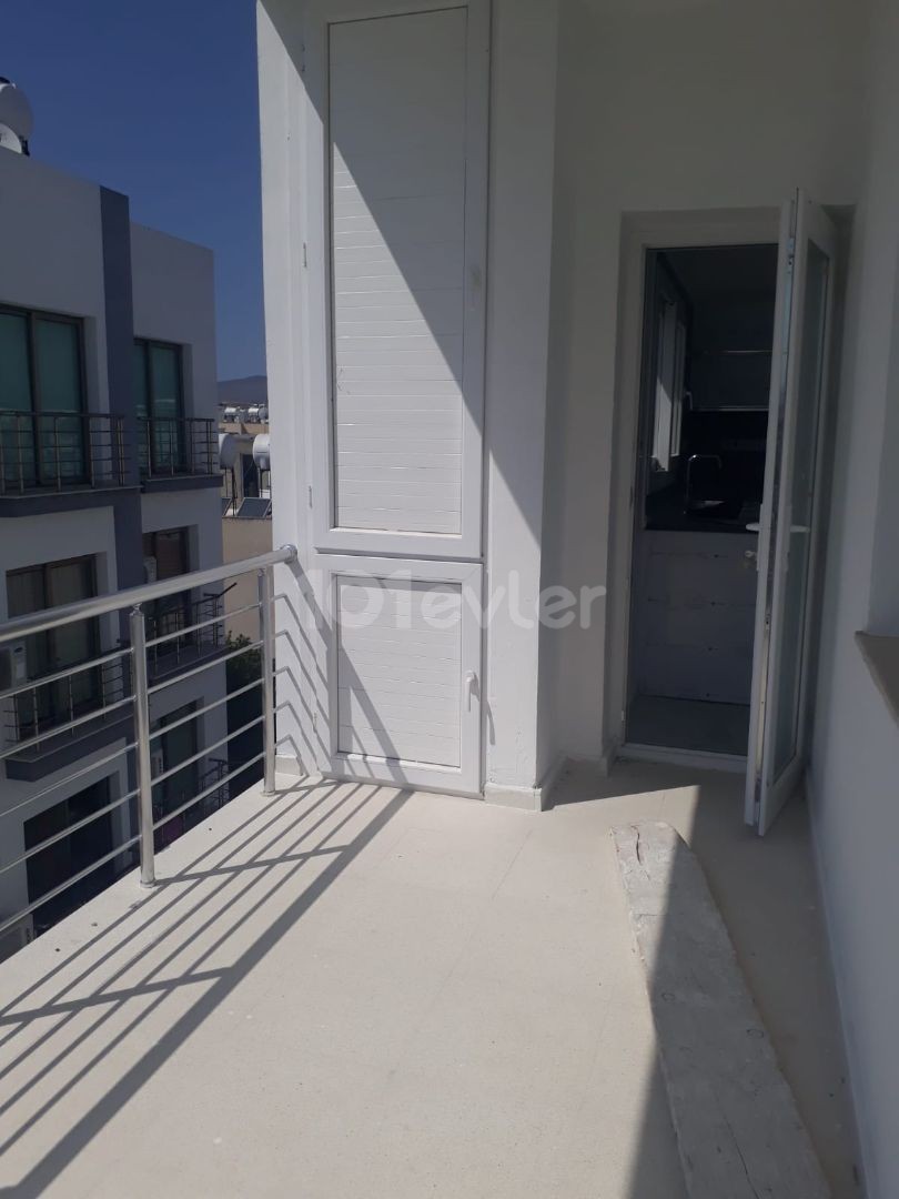 3+1 WOHNUNG ZU VERKAUFEN IN GÖNYELİ, AB 130 m². VERKAUFSPREIS £65.000   AUTORISIERT: ZEHRA ERGENGIL TELEFON: 0548 827 0055 ZYPERN ADA EIGENTUM