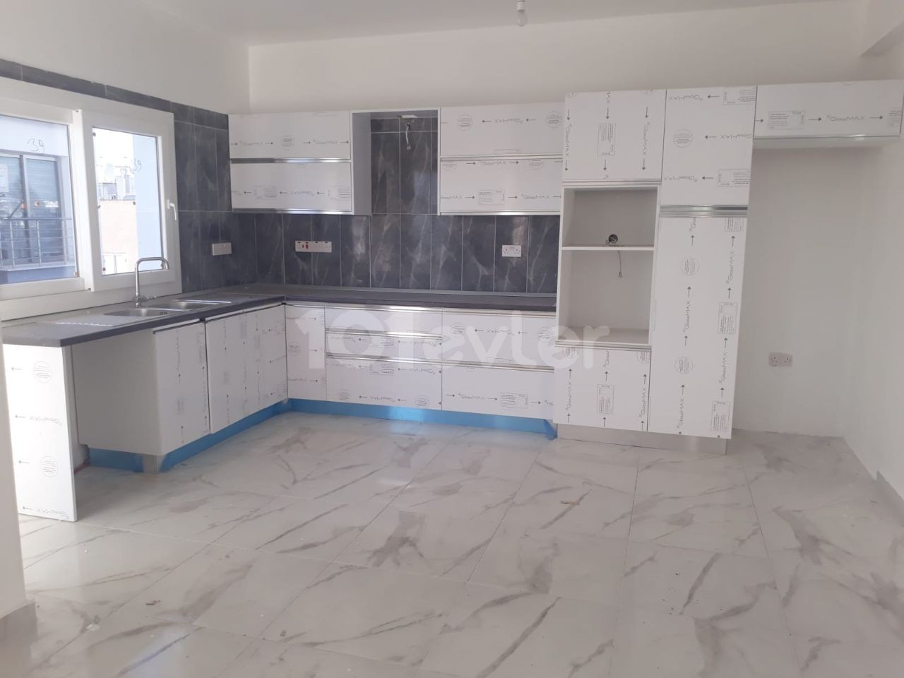 GÖNYELİDE SATILIK 130 m²'DEN 3.CÜKAT YENİ EŞYASIZ TÜRKMALI 3+1 DAİRE.  SATIŞ FİYATI £65.000    YETKİLİ :  ZEHRA ERGENGİL  KIBRIS ADA EMLAK