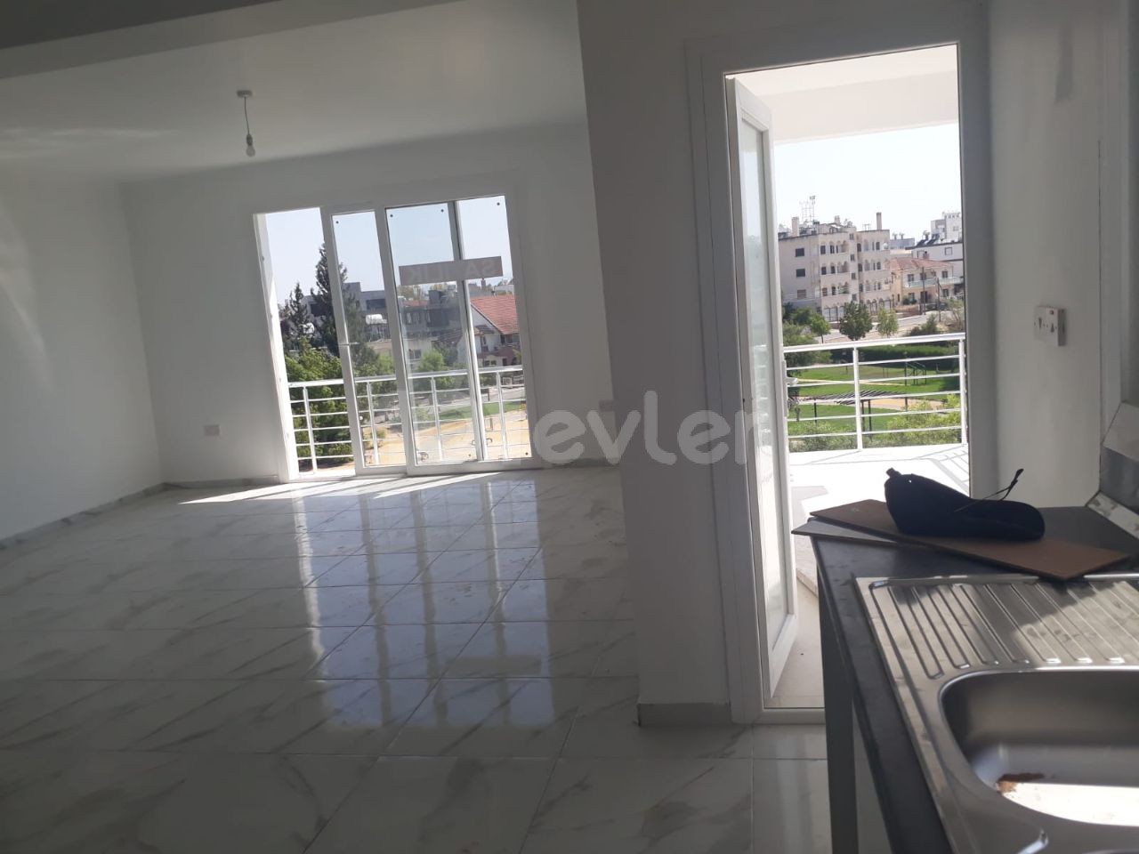 GÖNYELİDE SATILIK 130 m²'DEN 3.CÜKAT YENİ EŞYASIZ TÜRKMALI 3+1 DAİRE.  SATIŞ FİYATI £65.000    YETKİLİ :  ZEHRA ERGENGİL  KIBRIS ADA EMLAK