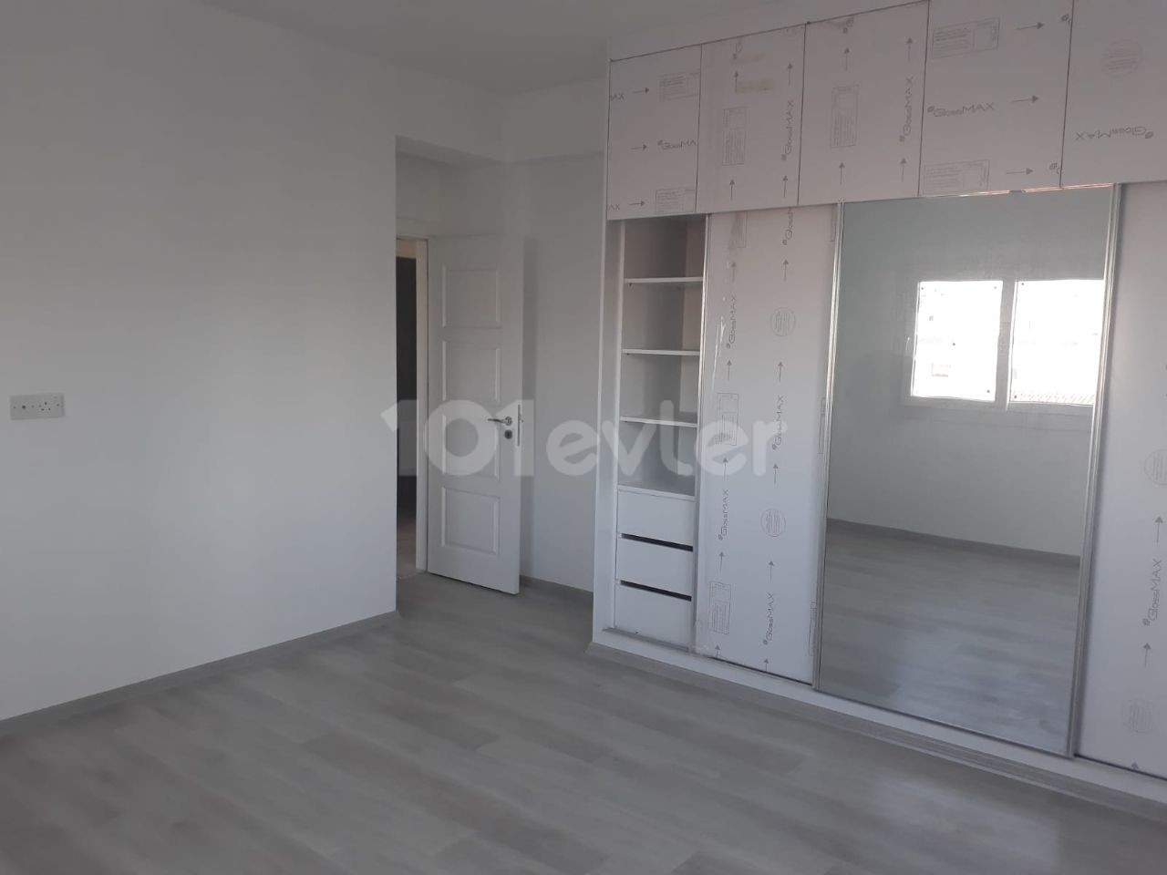 GÖNYELİDE SATILIK 130 m²'DEN 3.CÜKAT YENİ EŞYASIZ TÜRKMALI 3+1 DAİRE.  SATIŞ FİYATI £65.000    YETKİLİ :  ZEHRA ERGENGİL  KIBRIS ADA EMLAK