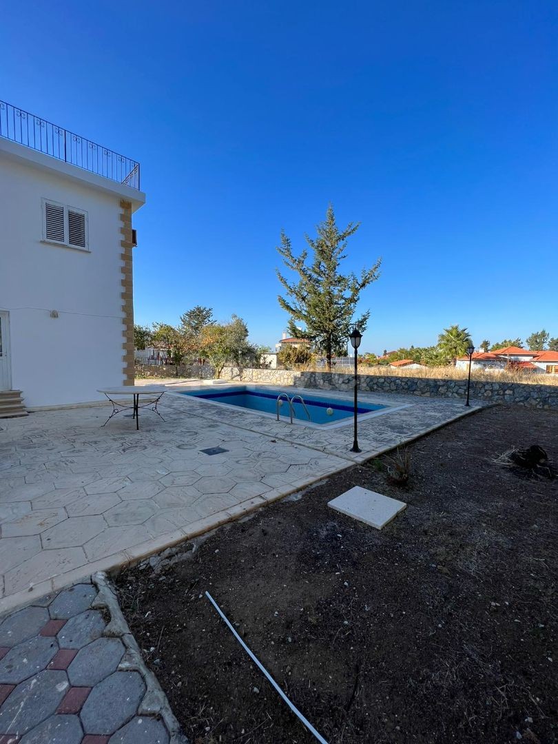 Dağ ve deniz manzaralı büyük  havuzlu villa 