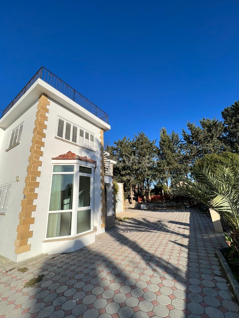 Dağ ve deniz manzaralı büyük  havuzlu villa 