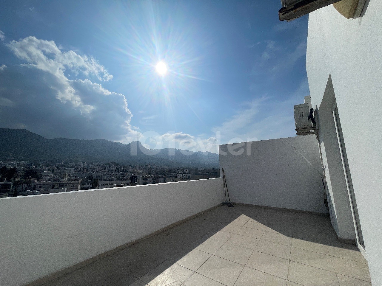 Girne Kaşgarda Aylık Ödemeli Dağ ve Deniz Manzaralı Penthouse 