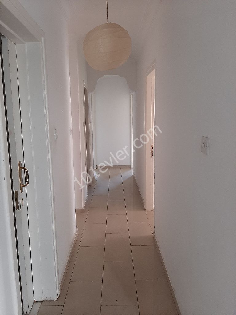 3+1 Wohnung Zum Verkauf Im Zentrum Von Kyrenia!!! / 3+1 Apartment zum Verkauf im Zentrum von Kyrenia ** 