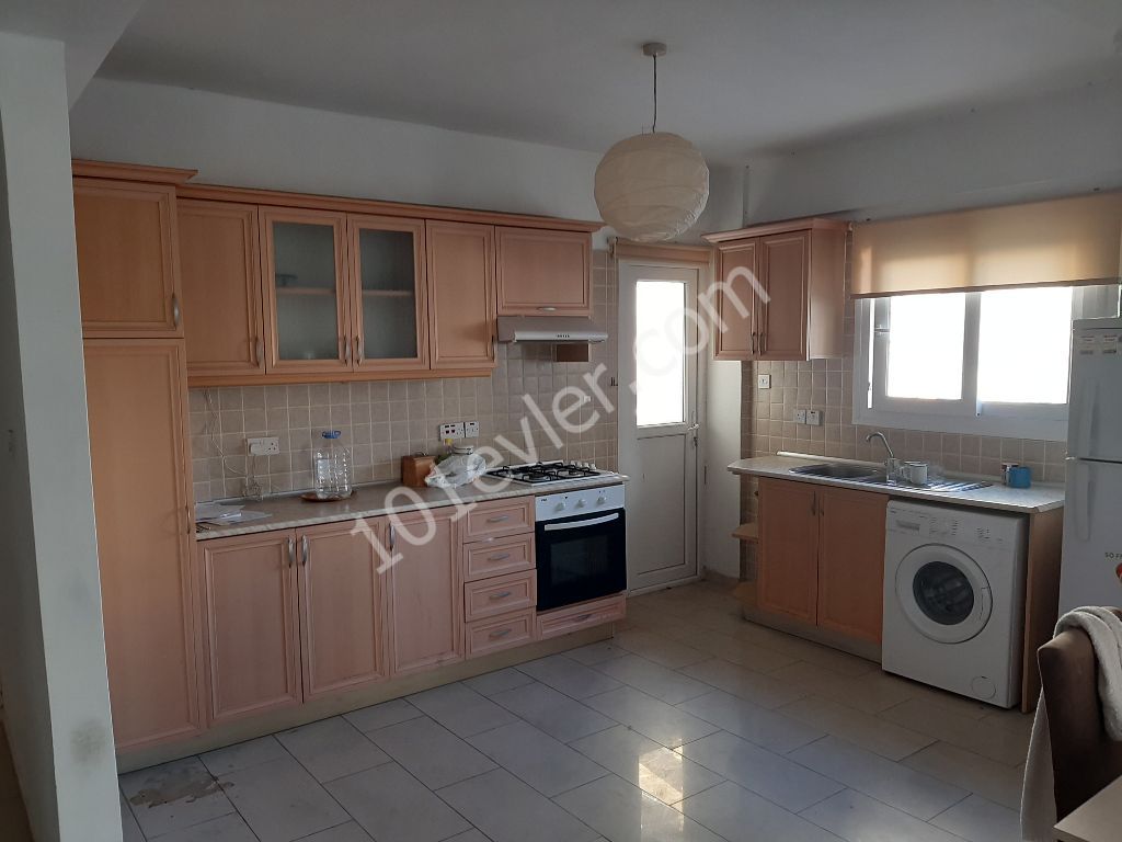 3+1 Wohnung Zum Verkauf Im Zentrum Von Kyrenia!!! / 3+1 Apartment zum Verkauf im Zentrum von Kyrenia ** 