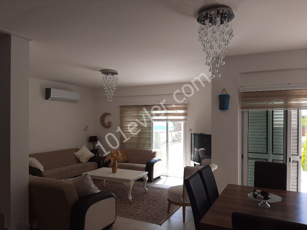 Girne Alsancak'ta Merit Royal Otel'e Yürüme Mesafesinde Full Eşyalı 3+1 Satılık Müstakil Villa!!!