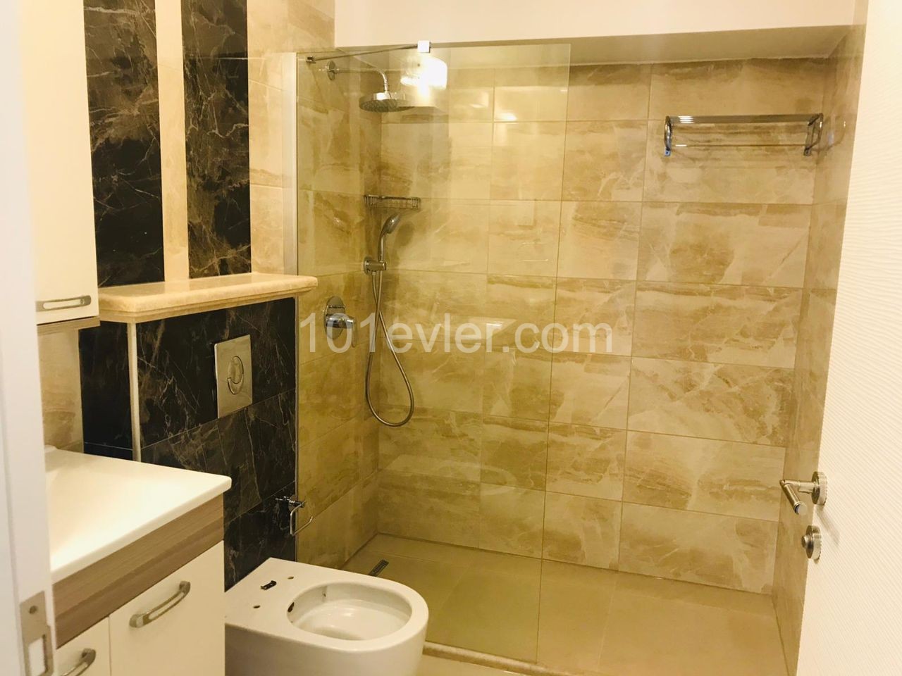 GİRNE MERKEZDE ÖZEL YAPIM YÜZME HAVUZLU PENTHOUSE