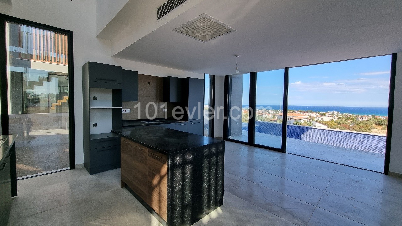 GIRNE - YESILTEPE' DE KESILMEZ MANZARASI ILE MODERN DIZAYN VILLA 