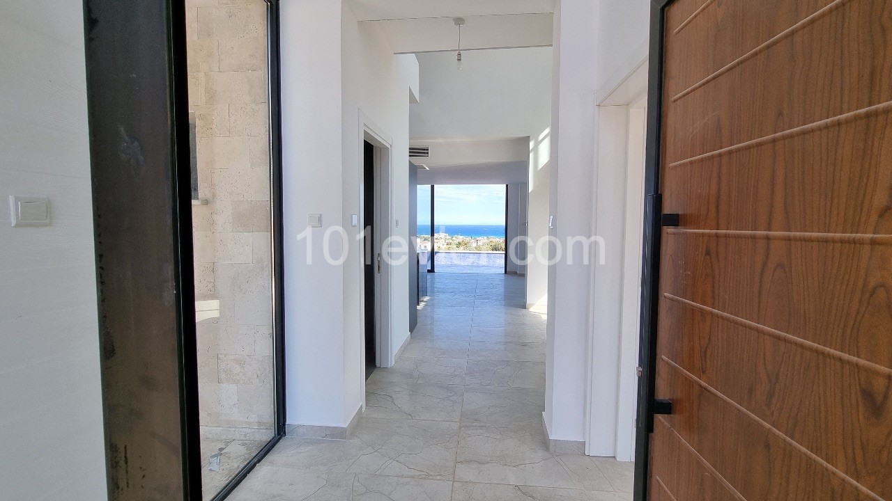 GIRNE - YESILTEPE' DE KESILMEZ MANZARASI ILE MODERN DIZAYN VILLA 