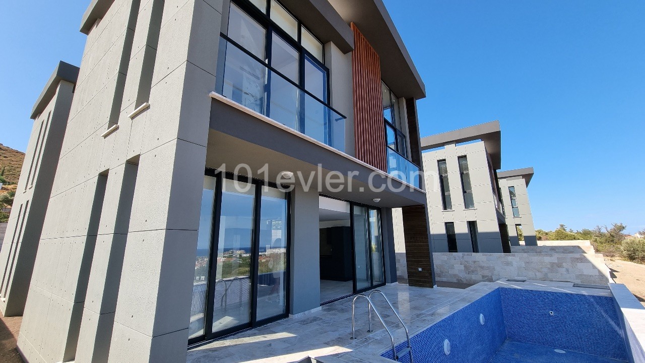 GIRNE - YESILTEPE' DE KESILMEZ MANZARASI ILE MODERN DIZAYN VILLA 