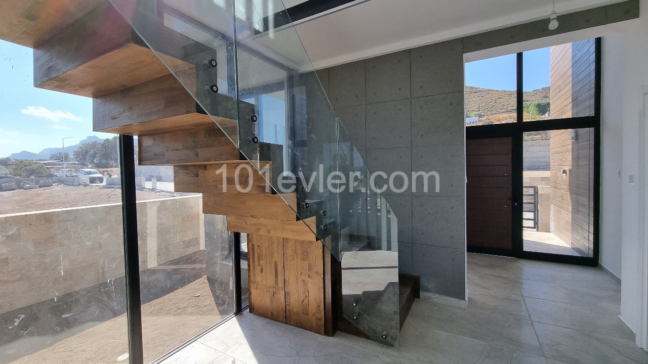 GIRNE - YESILTEPE' DE KESILMEZ MANZARASI ILE MODERN DIZAYN VILLA 