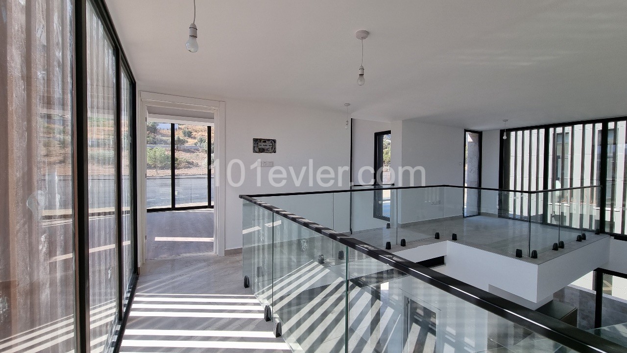 GIRNE - YESILTEPE' DE KESILMEZ MANZARASI ILE MODERN DIZAYN VILLA 