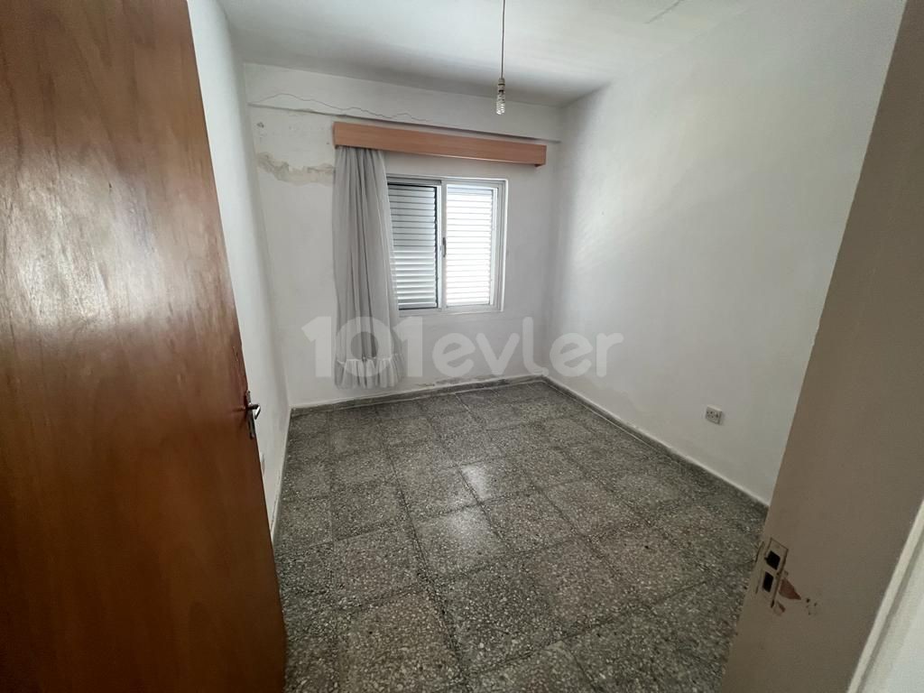 3+1 FREISTEHENDE SCHNÄPPCHEN WOHNUNG IM ZENTRUM VON KYRENIA!!! ** 