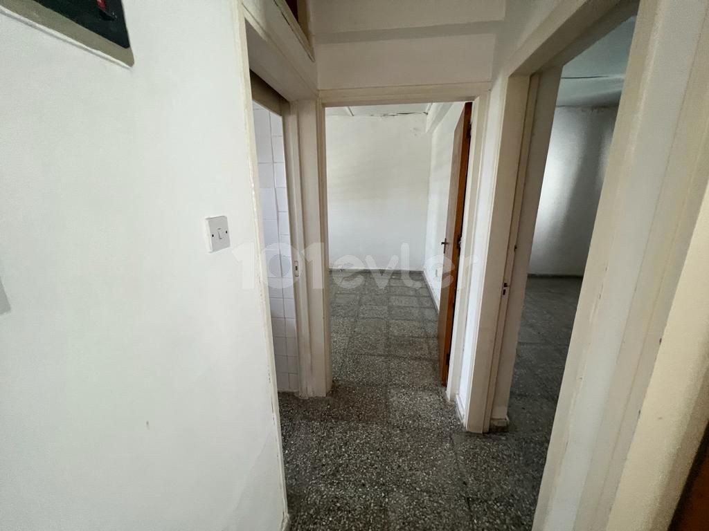 3+1 FREISTEHENDE SCHNÄPPCHEN WOHNUNG IM ZENTRUM VON KYRENIA!!! ** 