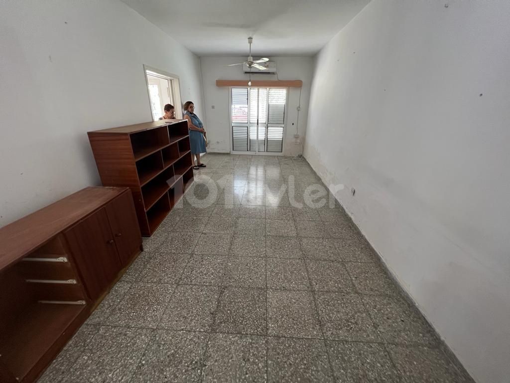 3+1 FREISTEHENDE SCHNÄPPCHEN WOHNUNG IM ZENTRUM VON KYRENIA!!! ** 