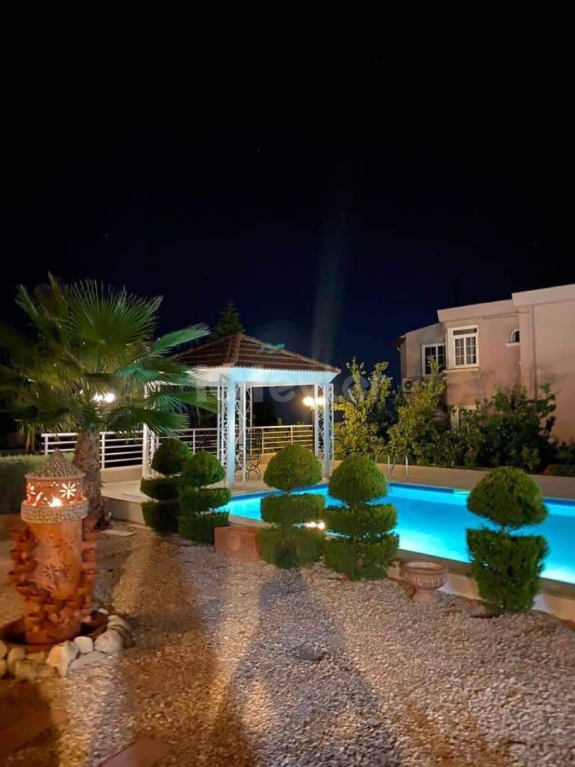 Bellapais'te kiralık lüks villa