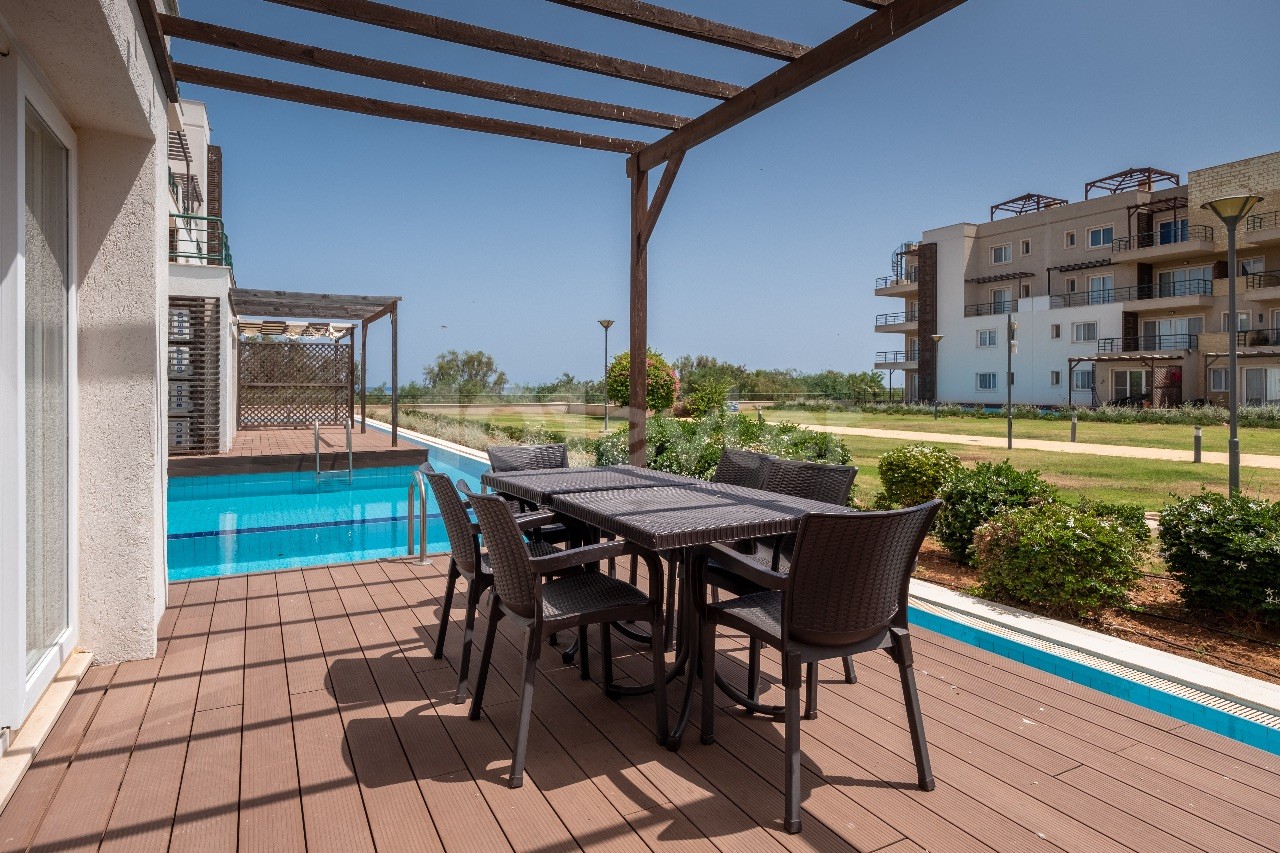  READY APARTMENT WITH 3 BEDROOMS AND A PRIVATE POOL, DIRECTLY BY THE MEDITERRANEAN SEA !!!