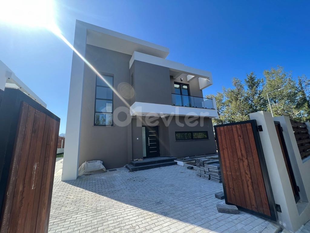 4 BEDROOM MODERN DESİGN VILLA FOR SALE IN OZANKOY- KYRENIA 