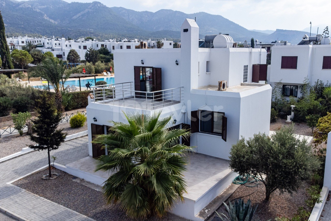 GERÄUMIGE HELLE VILLA MIT PRIVATEM GARTEN MIT MEER- UND BERGBLICK 5 MINUTEN VOM STRAND ENTFERNT